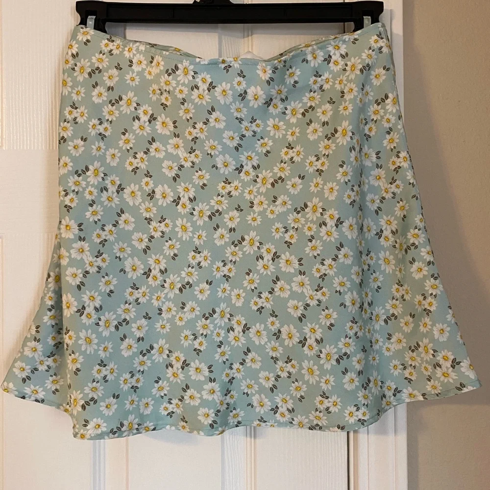No Bounderies Womens M Short Lined Satin Mint Green Daisy Skirt